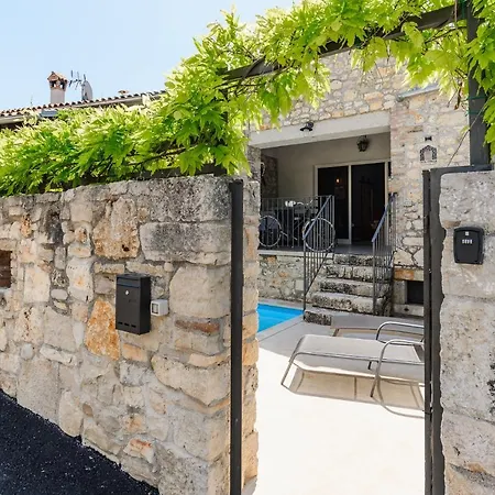 Casa De Stalla With Private Pool In Vila