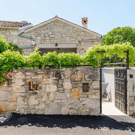 Casa De Stalla With Private Pool In 포레치