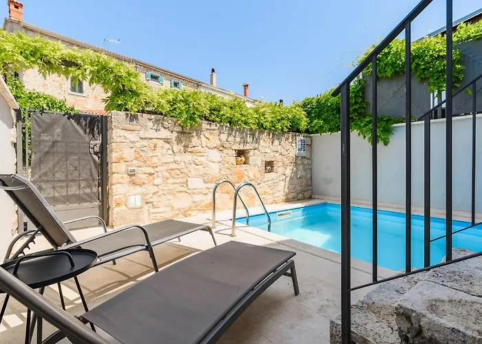 Villa Casa De Stalla With Private Pool In Poreč