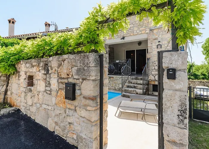 Casa De Stalla With Private Pool In Vila